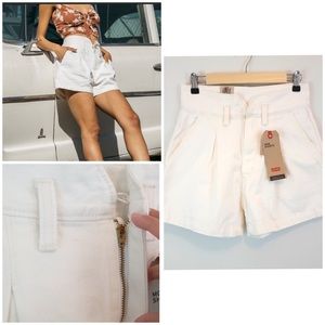 Levi's Women's Off White High Rise Relaxed A-Line Silhouette Mom Shorts Size 30